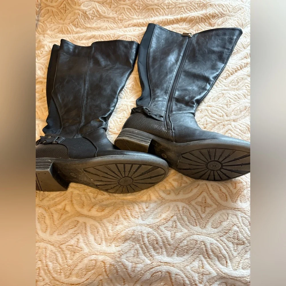 Black Wide-Calf Knee-High Riding Boots – Low Heel – Zipper Closure